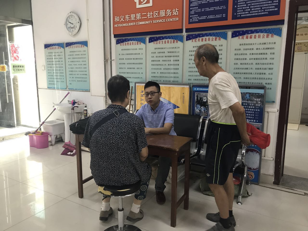9月21日，“普法班车”和义街道东里二社区