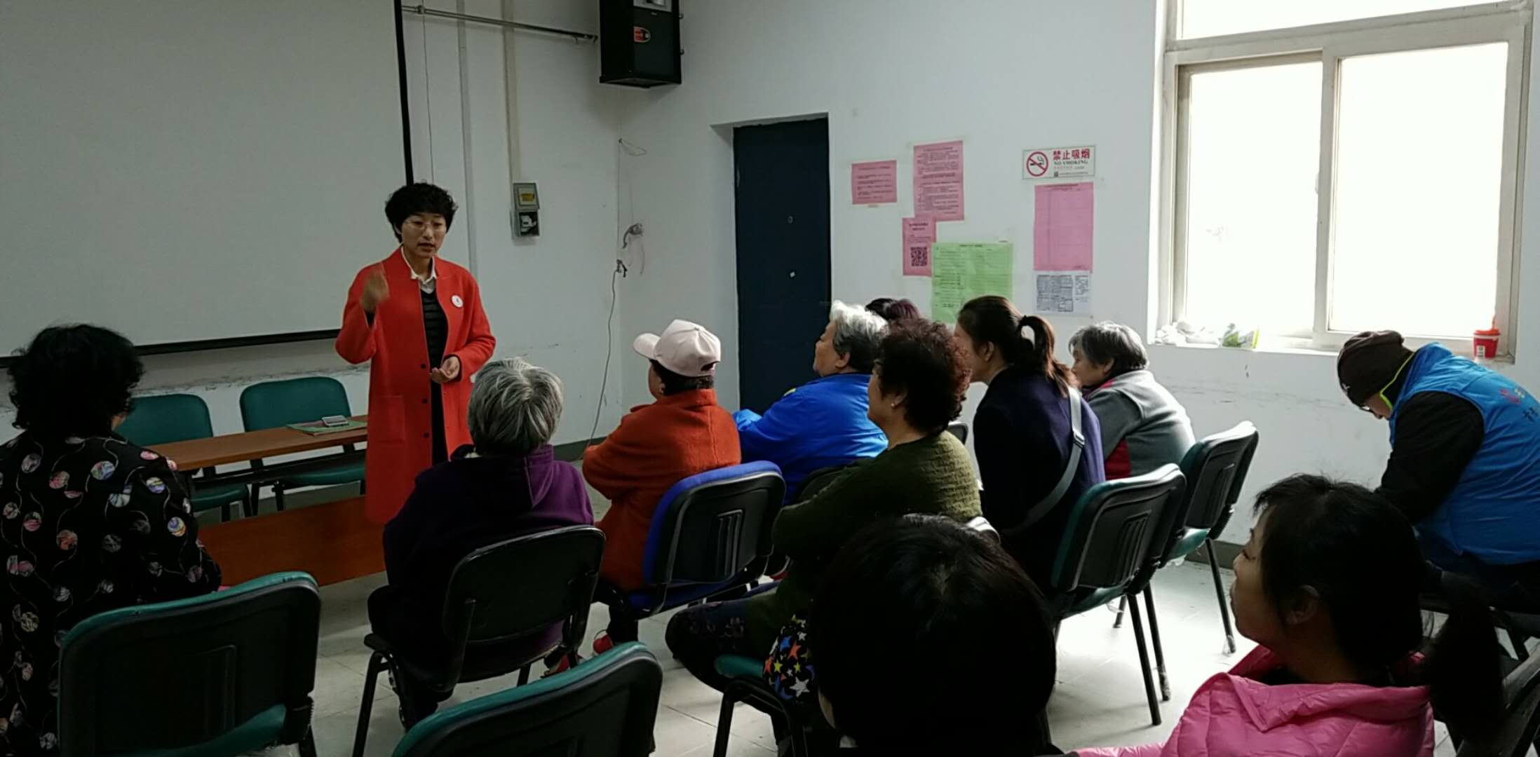 11月9日，新村街道育芳园社区开展老年人维权法律知识讲座