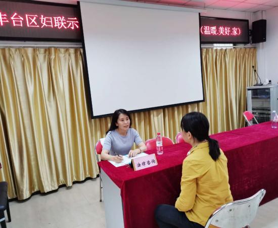 9月14日，慧海普法班车进东高地街道东营房社区