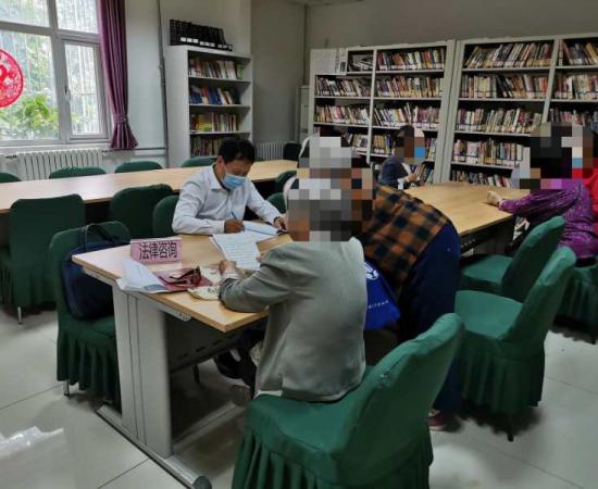 9月30日，慧海普法班车进卢沟桥街道六里桥北里社区